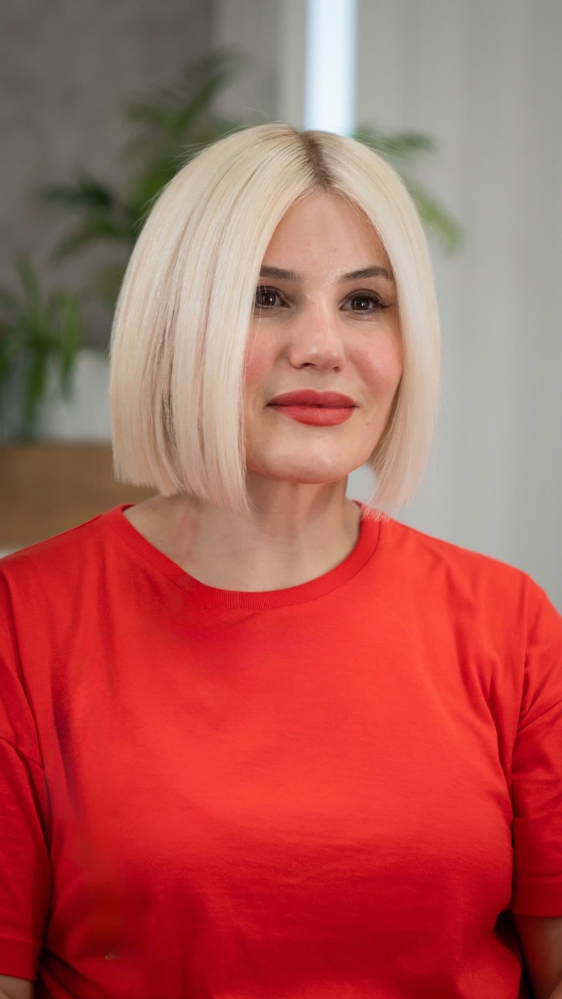 Keskin çizgiler, temiz tonlar ve güçlü bir görünüm ✨ Platin sarışın tonlarla saça daha aydınlık ve modern bir ifade kazandırırken, bob kesim