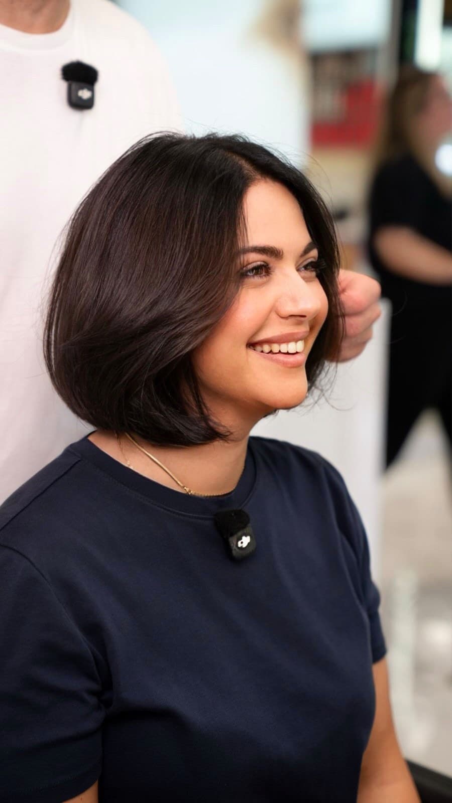 Bazen değişim, gerçekten değişmek demektir. ✂️✨ Uzun saçlardan güçlü bir bob saç kesimine, mevcut renkten daha derin ve dengeli bir tona… Bu